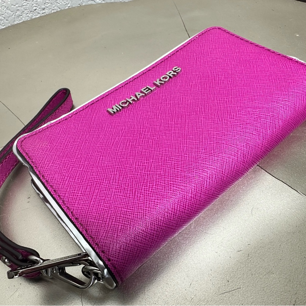 Michael Kors Jet Set Travel Wallet
Phone Case Textured Fuchsia- Like New